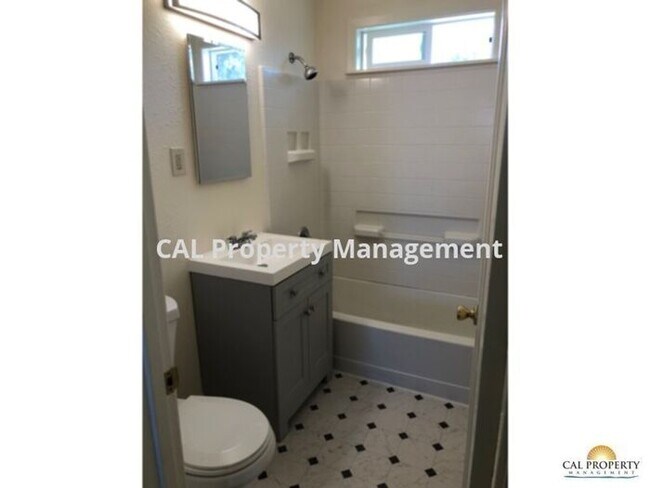 Building Photo - Cute 1 Bedroom Duplex in North Salinas