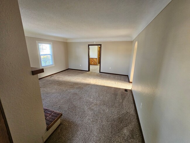Building Photo - 545 SE Hankel St