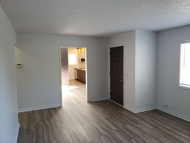 Building Photo - Bright and Spacious 3-bed/2-bath House in ...