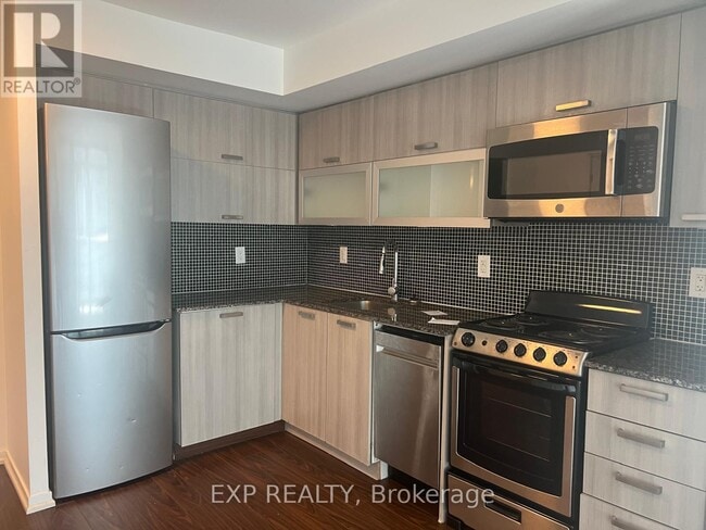 Building Photo - 36-1236 Lisgar St