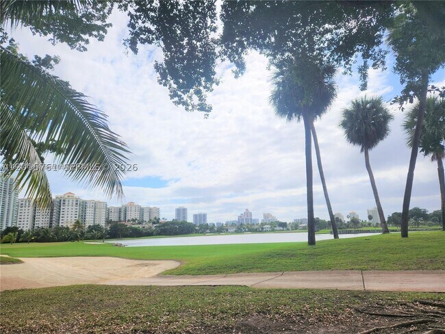 Foto del edificio - 3375 N Country Club Dr