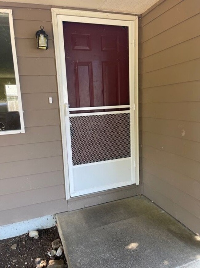 Building Photo - 2 Bedroom 1 bath Brownsville, Oregon