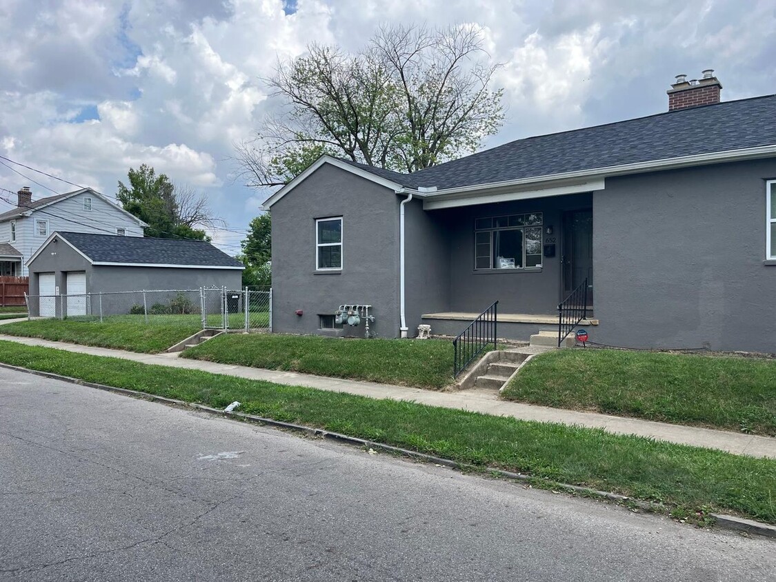 Primary Photo - 652 Woodbury Ave