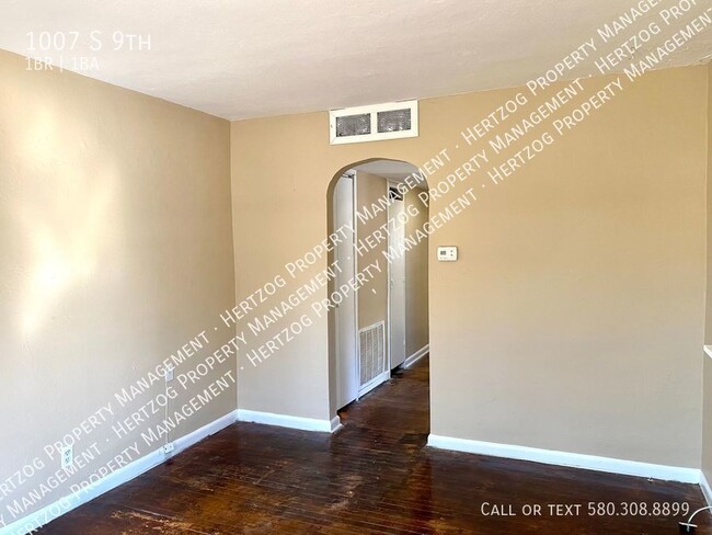 Building Photo - Freshly updated 1 bedroom 1 bathroom duplex!