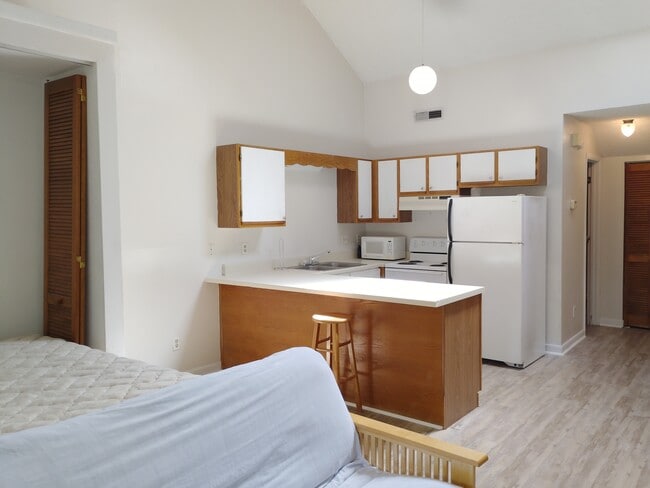 Building Photo - 500 Fairway Village Dr