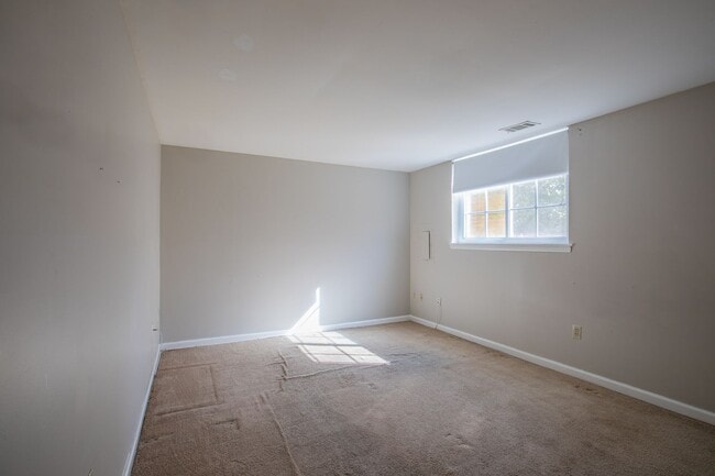 Building Photo - Gorgeous 4 BR/3.5 BA EOG Towhome in Columbia!