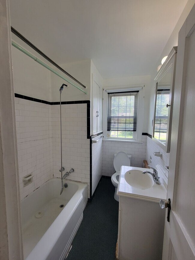 Building Photo - Charming Four Bedroom Cape Cod Cottage in ...