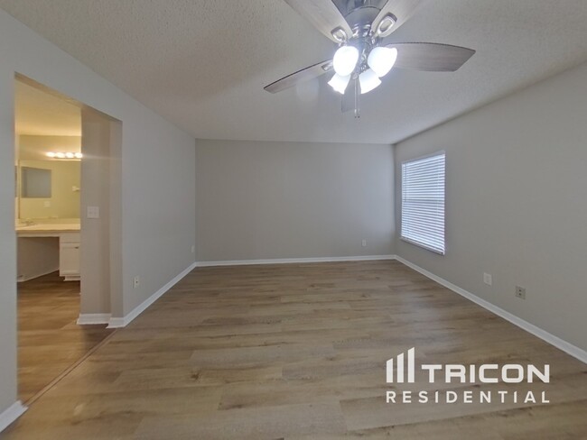 Foto del edificio - 4081 Lake Bluff Dr