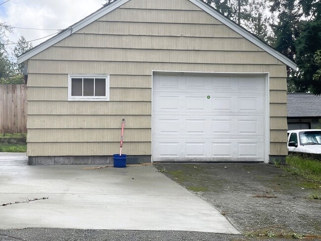 Building Photo - RAMBLER HOME WITH GAS HEAT