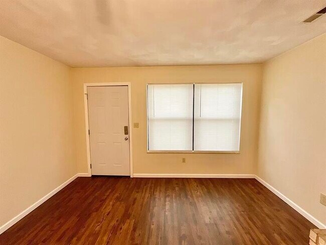 Building Photo - 503 Vicksburg Dr