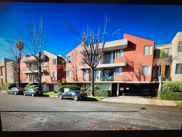 Building Photo - 7211 Cozycroft Ave