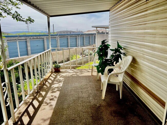 Building Photo - Kings Row - 1 bed 1 Bath. Furnished!