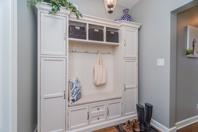 Building Photo - 2549 W Sunnyside Ave