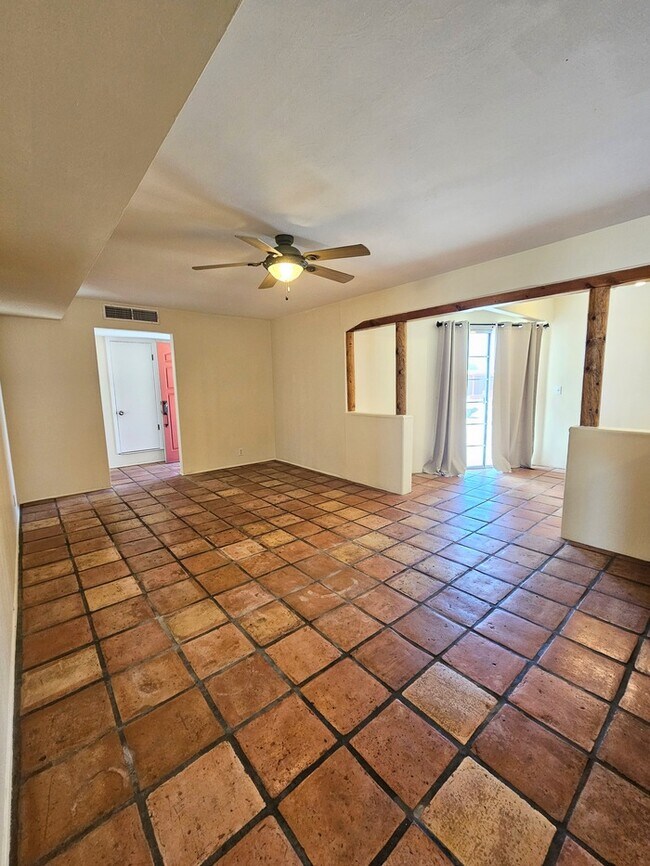 Foto del edificio - Spacious 3 bd 2 bath home.