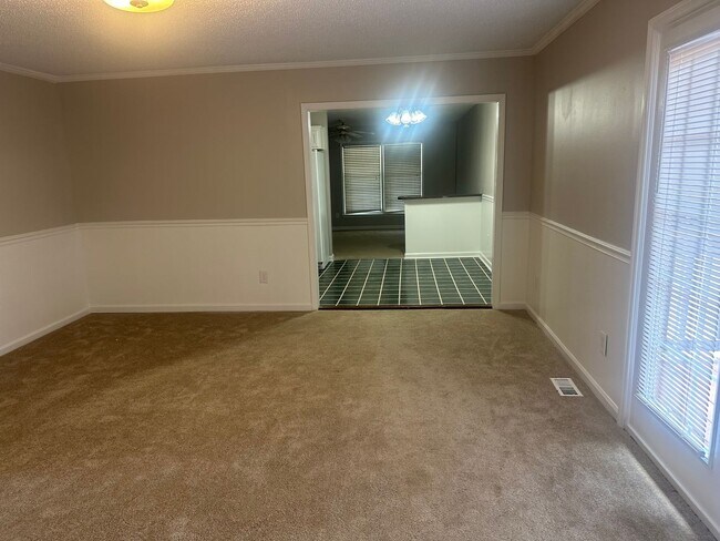 Foto del edificio - Adorable Three Bedroom Home In Cherokee Forest Subdivision!