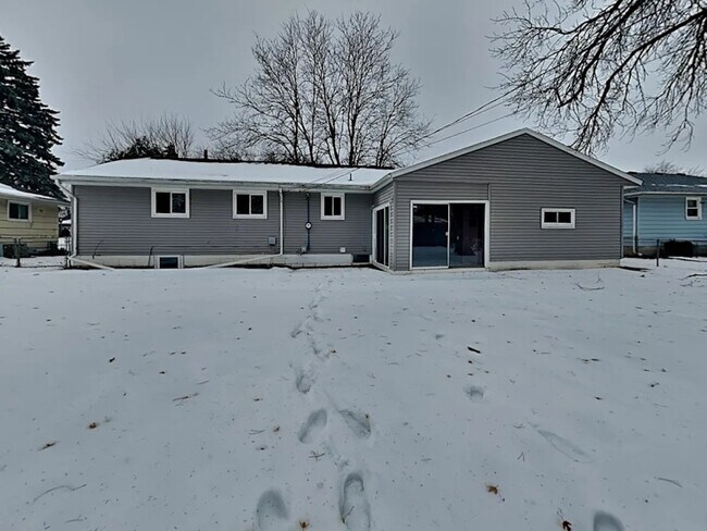 Foto del edificio - 3021 Commodore Dr