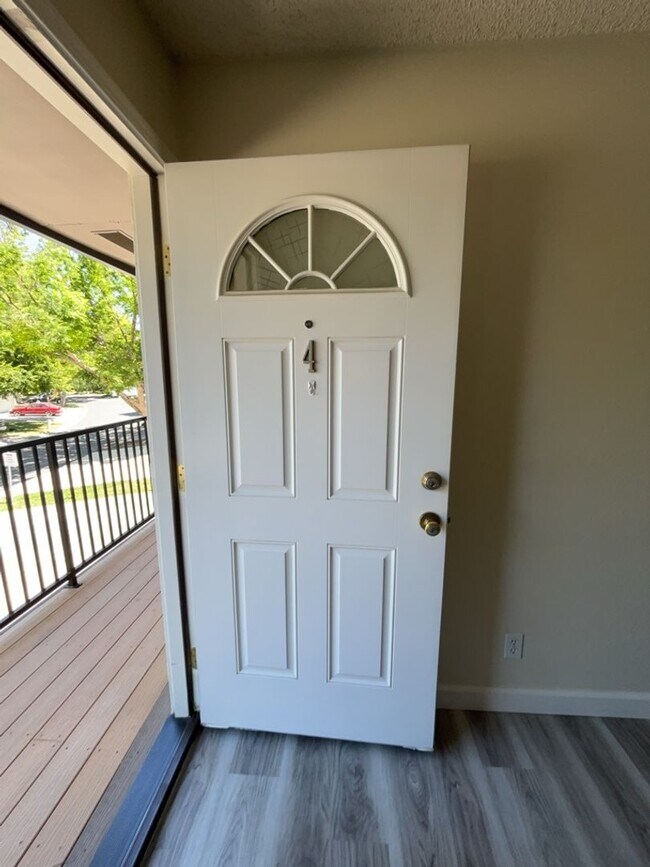 Foto del edificio - 2 bedroom 1 bath upstairs 4-Plex unit