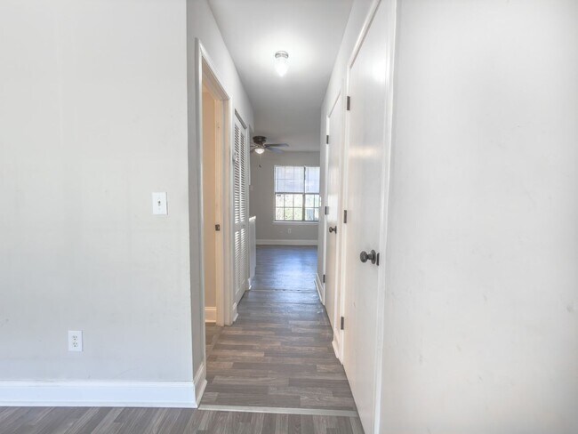 Foto del edificio - Stylish 2BR Townhome in West Ashley – Modern Living in a Prime Location!