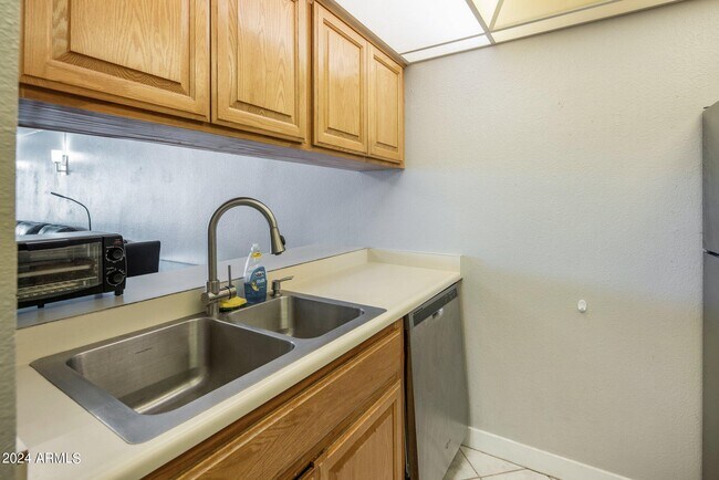 Foto del edificio - 7625 E Camelback Rd