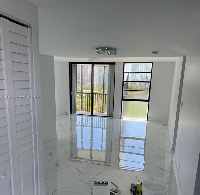 Building Photo - 3475 N Country Club Dr