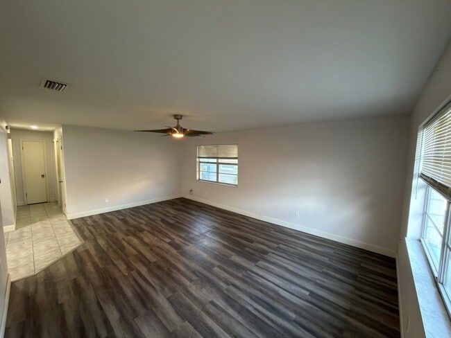 Building Photo - 3010 Catherine Dr