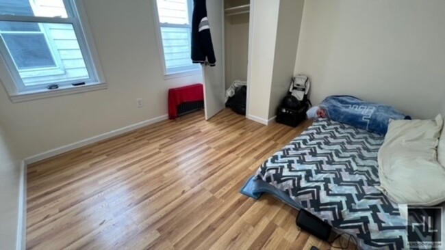 Foto del edificio - VERY LARGE AND  NATURALLY BRIGHT ROOM FOR ...