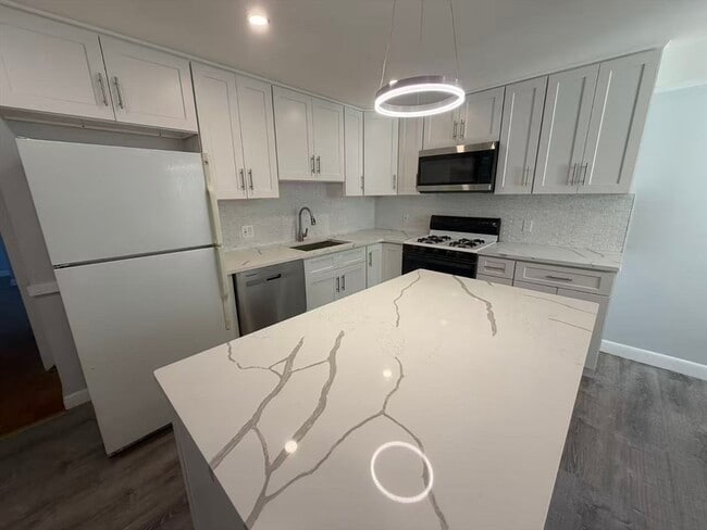 Building Photo - 102 Central St