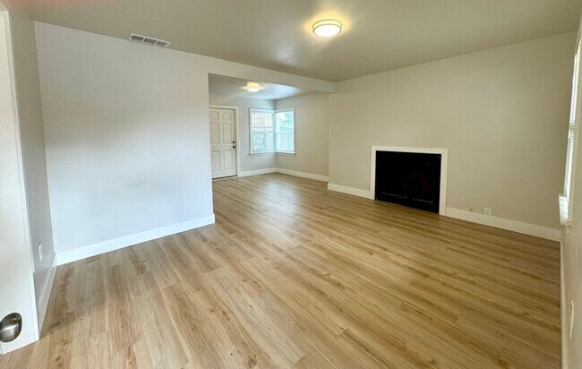 Foto del edificio - Beautiful Fully Updated 2 Bedroom 2 Bathroom Located in Roseville!