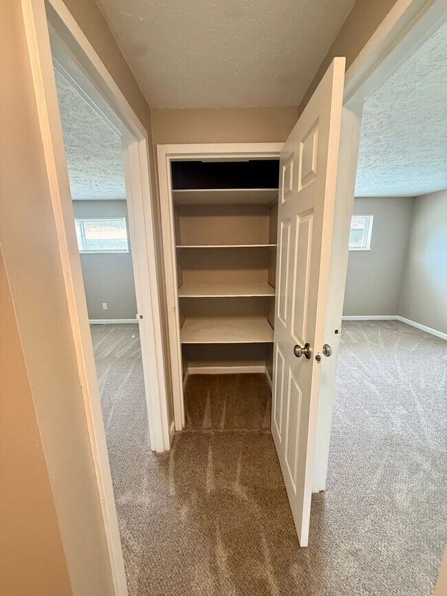 Foto del edificio - Move-In Ready 2BR in Kettering | Granite Counters + New Carpet