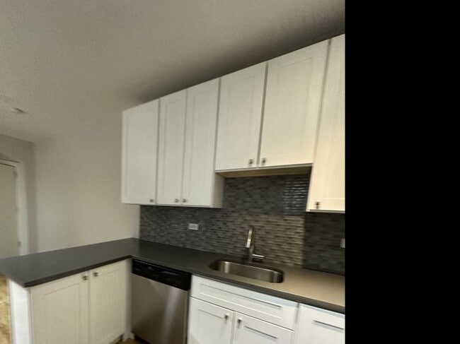 Foto del edificio - 0 bedroom in Chicago IL 60647