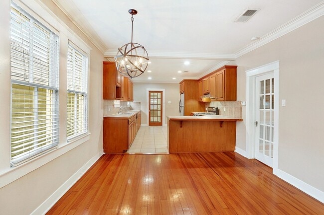 Building Photo - Great Garden District Cottage