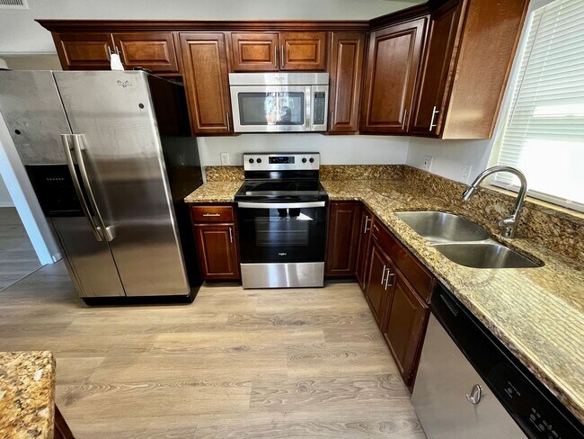 Building Photo - Cozy 3/1 duplex with modern upgrades