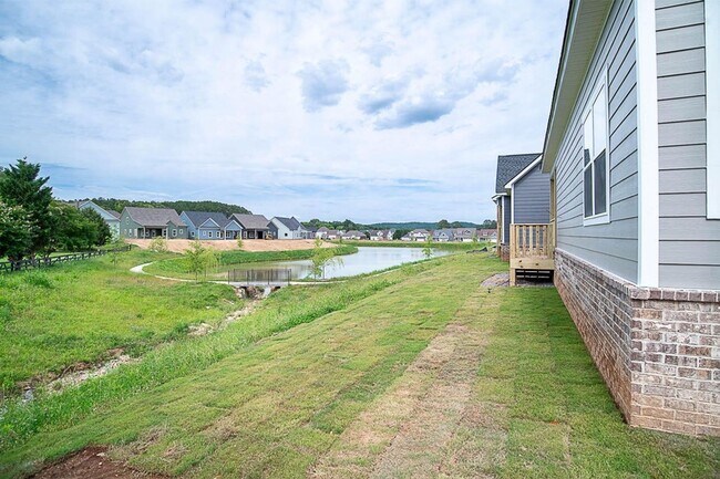 Foto del edificio - Beautiful 3 Bed, 2.5 Bath, 2 Car Garage - Community Pool & Walking Trail!