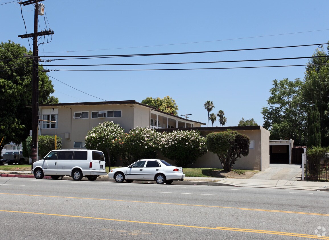 Primary Photo - 7052-7058 Woodley Ave