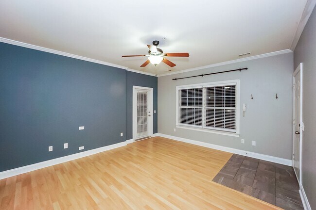 Foto del edificio - Available now! Lake-area living, 2 Bedroom Apartment