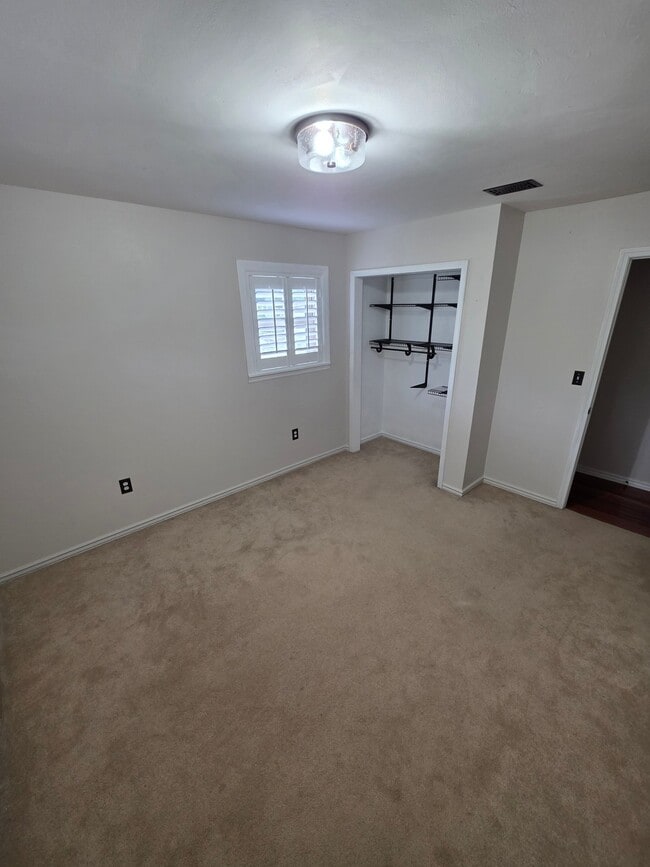 Building Photo - 318 Powell Dr