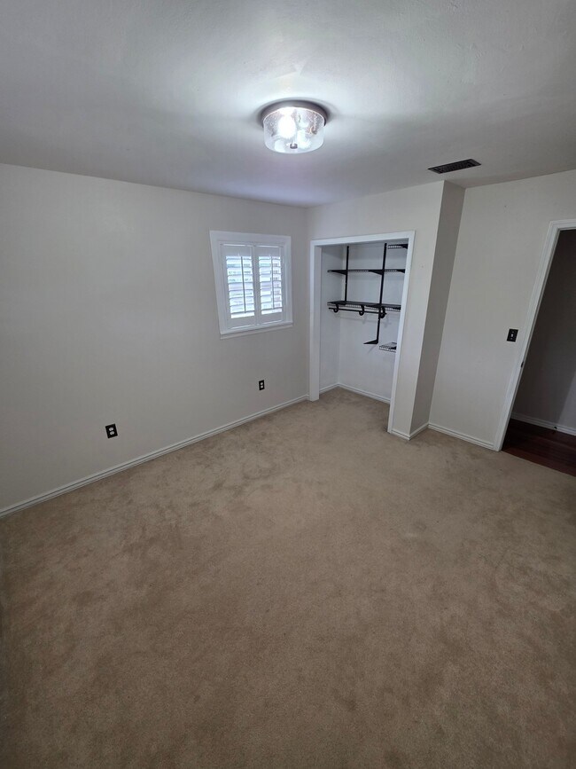 Foto del edificio - 318 Powell Dr