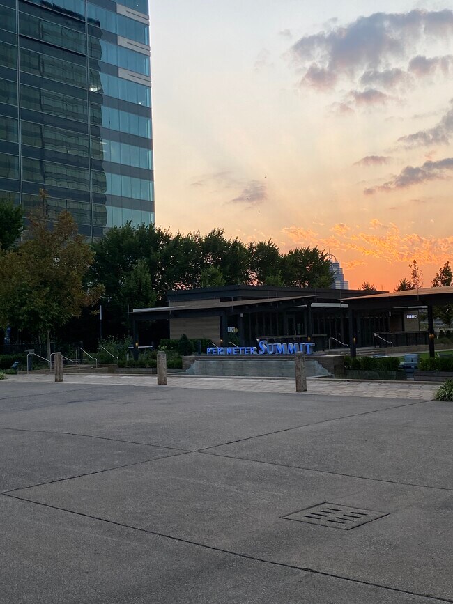 Foto del edificio - 10 Perimeter Summit Blvd NE