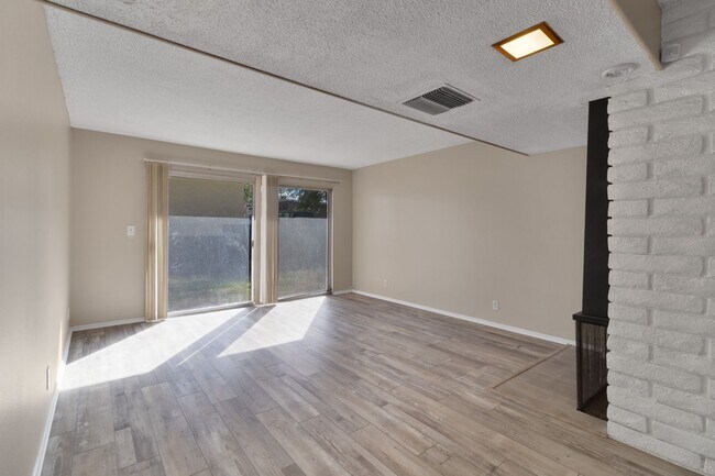 Foto del edificio - Stunning 4 Bedroom 2 Bathroom Home