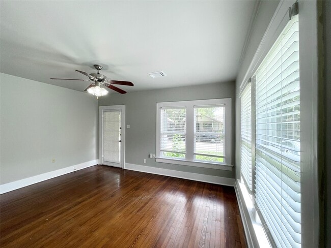 Building Photo - 4009 Oakridge St
