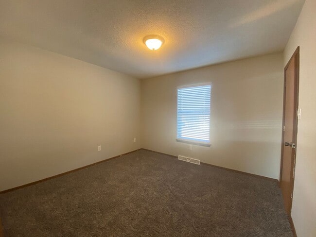 Building Photo - Three Level Condo with Garage