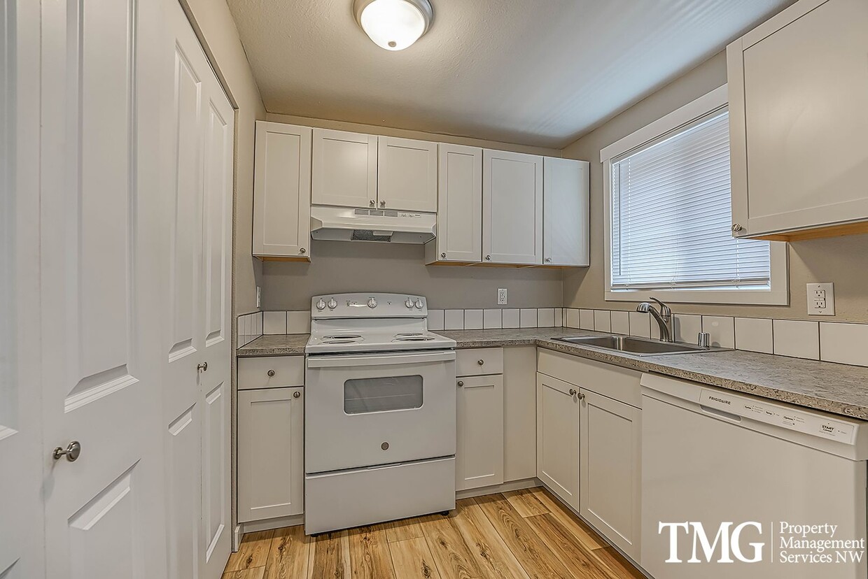 Bright Upper-Level 2 BD with Covered Deck - Bright Upper-Level 2 BD with Covered Deck