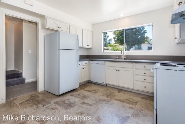 Building Photo - 749 Casiano Dr
