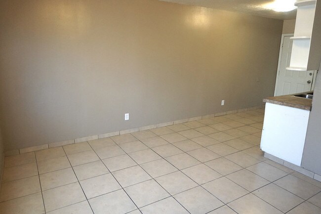Building Photo - Move In Ready! Near everything! Private Yard
