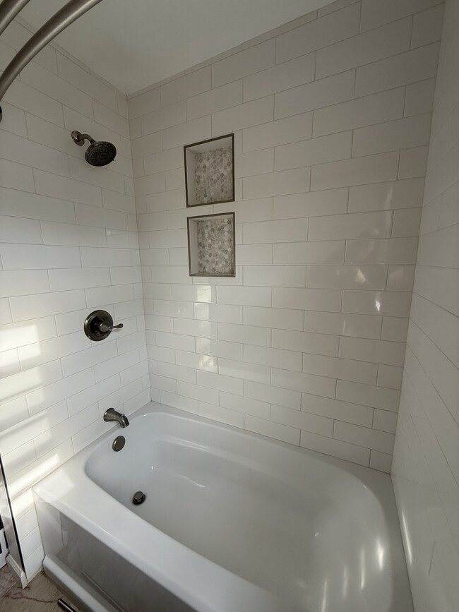 Upstairs bath with shower and tub - 5940 Curry Rd Ext