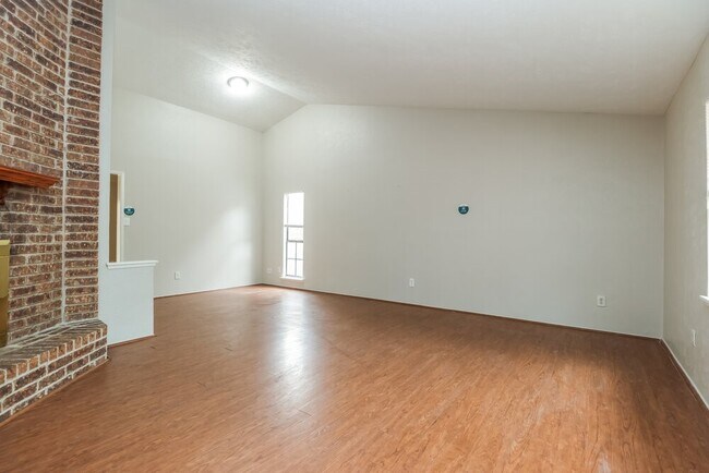 Foto del edificio - 22730 Hawkwood Dr