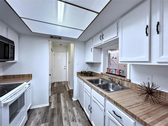 Building Photo - 2819 Capella Cir