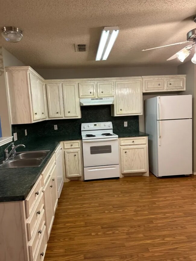 Foto del edificio - Spacious 3 Bedroom Home