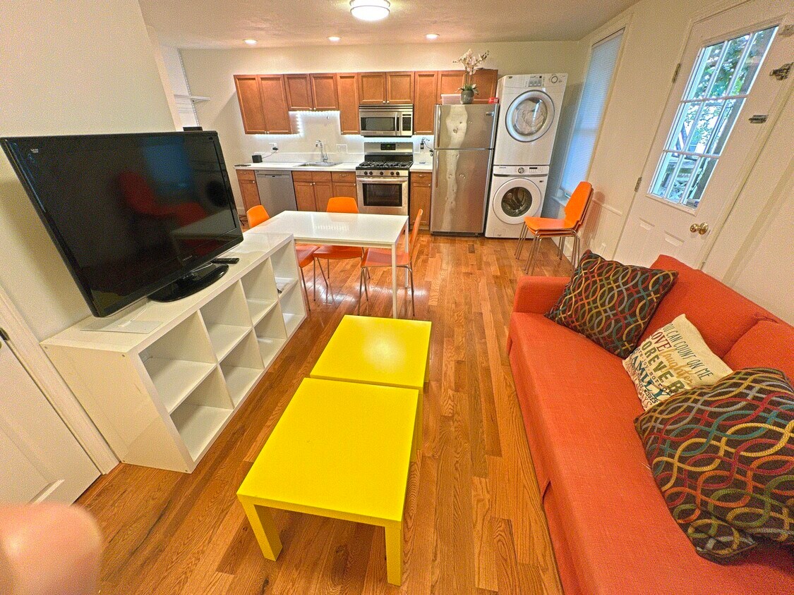 Foto principal - 130 W 8th St
