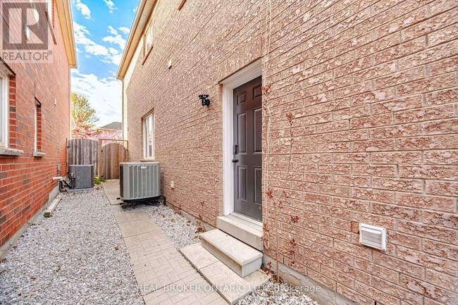 Building Photo - 3277 Paul Henderson Dr